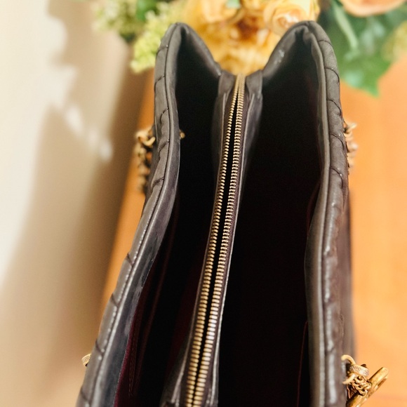 Chanel Tote Surpique CC Charm Large Chevron Iridescent Black - Picture 8 of 13